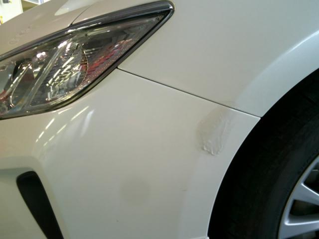 トヨタ　カムリ　バンパーとフェンダー（前タイヤ上）　キズ・へこみ直し　郡山市自動車板金塗装店
