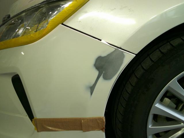 トヨタ　カムリ　バンパーとフェンダー（前タイヤ上）　キズ・へこみ直し　郡山市自動車板金塗装店