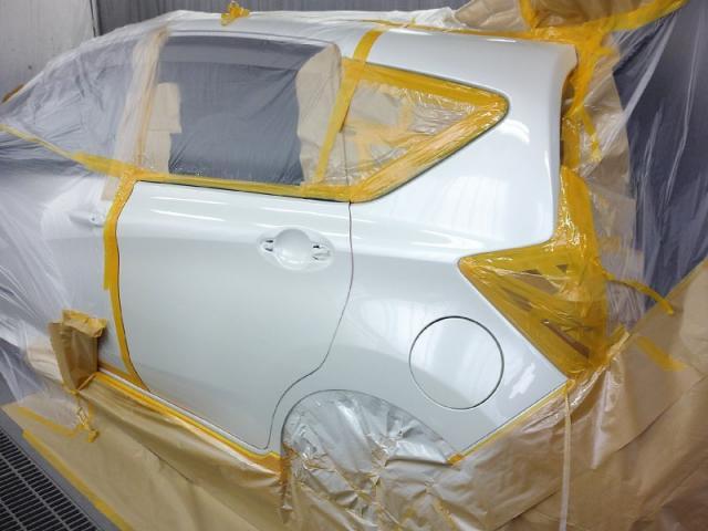 日産　ノート　給油口付近（クォーター）とドアキズ・へこみ直し　郡山市板金塗装