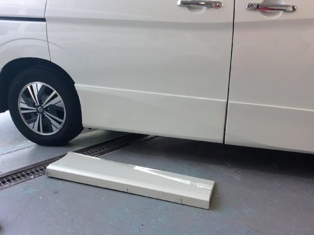 日産　セレナ　３０分で完了　スライドドアのドアモールディング交換　　郡山市キズ・へこみ直し