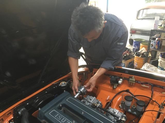 旧車に精通した熟練のプロの整備士が一台一台のお車を確りと対応いたします。