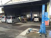 下回り洗浄もお任せ下さい。屋外に専用リフトを設置しております。