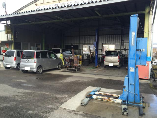 下回り洗浄もお任せ下さい。屋外に専用リフトを設置しております。