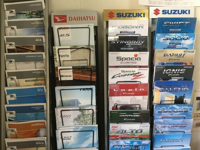店内には新車カタログを沢山ご用意。新車・中古車販売もお任せ下さい。