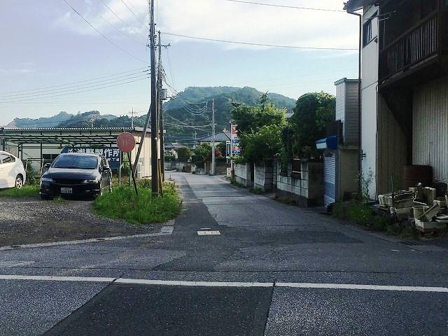 入り口前の道路です。店舗の場所が分からない時はお電話頂けると幸いです。丁寧にご説明致します。