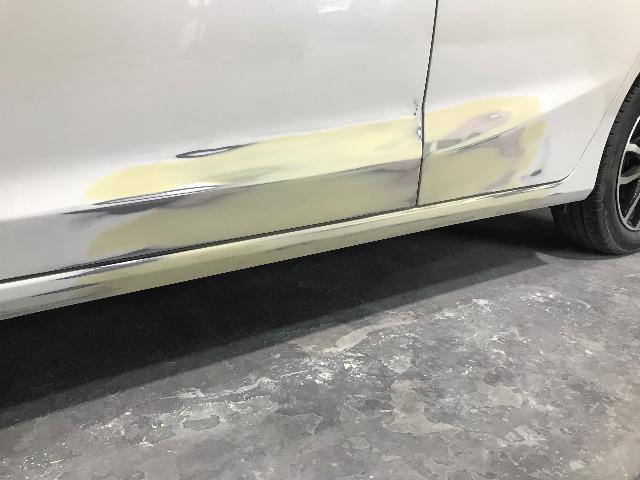 ホンダ　フィット　ハイブリッド　GP5 ドア　サイド　ロッカーパネル　ヘコミ　キズ   修理　鈑金　塗装　丸亀　香川