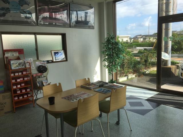 お車の作業待ち時間は快適なショールーム内でお待ち頂けます。