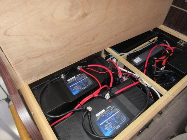 レガード家庭用エアコン取付　カムロード　リチュウムイオンバッテリー増設　ソーラー取付　　