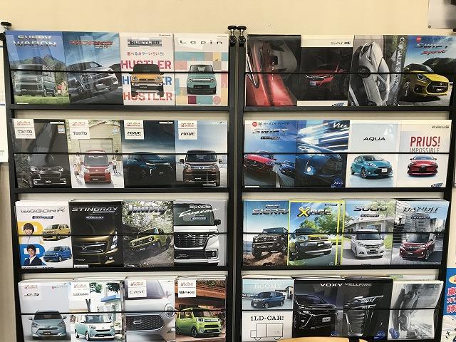 店内には沢山の新車カタログをご用意。お車購入からアフターまでお任せ下さい。