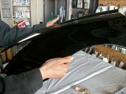 ディーラーではパネル交換の場合も読点では板金で直せます。