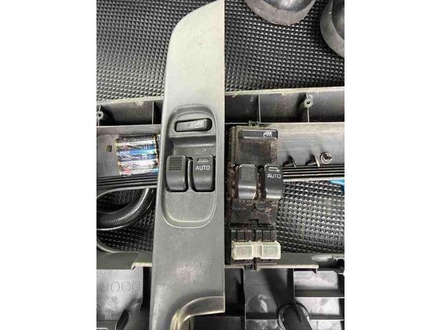 ダイハツ ハイゼットバン パワ-ウィンドスイッチ 破損 エンジンオイル漏れ タペットカバーパッキン   交換 整備 修理 車検 点検 任意保険 茨城 龍ヶ崎 取手 牛久 つくば つくば NUTEC