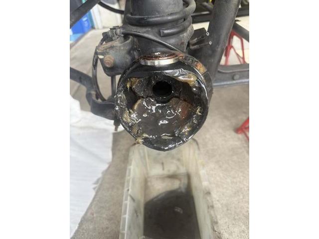 スズキ　ジムニー　足回りオイル漏れ修理　フロントアクスルシャフトオイルシール　キングピンベアリング　　バッテリ－　交換　整備　修理　車検　点検　任意保険　茨城　龍ヶ崎　取手　牛久　つくば　つくば　ＮＵＴＥＣ