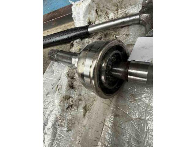 スズキ　ジムニー　足回りオイル漏れ修理　フロントアクスルシャフトオイルシール　キングピンベアリング　　バッテリ－　交換　整備　修理　車検　点検　任意保険　茨城　龍ヶ崎　取手　牛久　つくば　つくば　ＮＵＴＥＣ