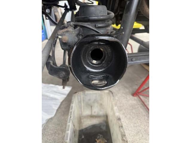 スズキ　ジムニー　足回りオイル漏れ修理　フロントアクスルシャフトオイルシール　キングピンベアリング　　バッテリ－　交換　整備　修理　車検　点検　任意保険　茨城　龍ヶ崎　取手　牛久　つくば　つくば　ＮＵＴＥＣ