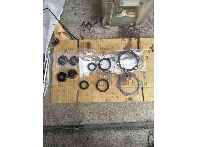 スズキ　ジムニー　足回りオイル漏れ修理　フロントアクスルシャフトオイルシール　キングピンベアリング　　バッテリ－　交換　整備　修理　車検　点検　任意保険　茨城　龍ヶ崎　取手　牛久　つくば　つくば　ＮＵＴＥＣ