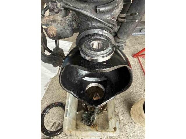 スズキ　ジムニー　足回りオイル漏れ修理　フロントアクスルシャフトオイルシール　キングピンベアリング　　バッテリ－　交換　整備　修理　車検　点検　任意保険　茨城　龍ヶ崎　取手　牛久　つくば　つくば　ＮＵＴＥＣ