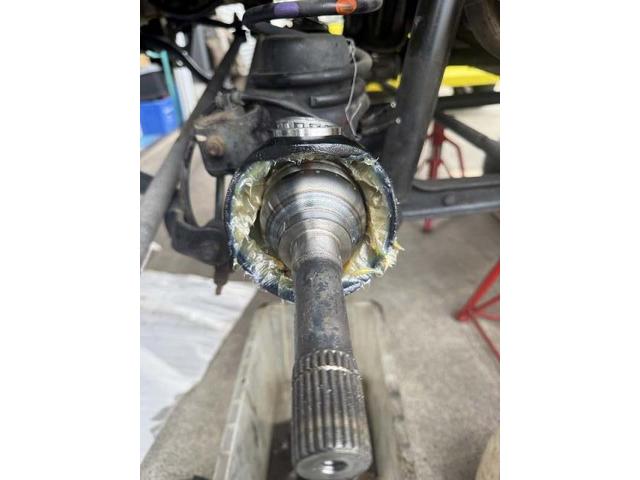 スズキ　ジムニー　足回りオイル漏れ修理　フロントアクスルシャフトオイルシール　キングピンベアリング　　バッテリ－　交換　整備　修理　車検　点検　任意保険　茨城　龍ヶ崎　取手　牛久　つくば　つくば　ＮＵＴＥＣ