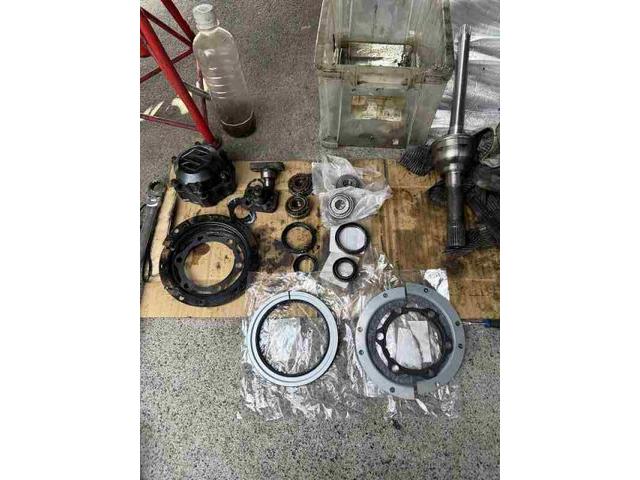 スズキ　ジムニー　足回りオイル漏れ修理　フロントアクスルシャフトオイルシール　キングピンベアリング　　バッテリ－　交換　整備　修理　車検　点検　任意保険　茨城　龍ヶ崎　取手　牛久　つくば　つくば　ＮＵＴＥＣ