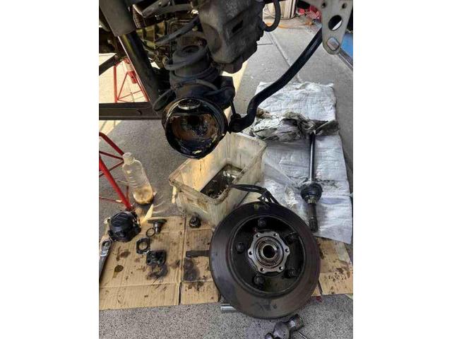 スズキ　ジムニー　足回りオイル漏れ修理　フロントアクスルシャフトオイルシール　キングピンベアリング　　バッテリ－　交換　整備　修理　車検　点検　任意保険　茨城　龍ヶ崎　取手　牛久　つくば　つくば　ＮＵＴＥＣ