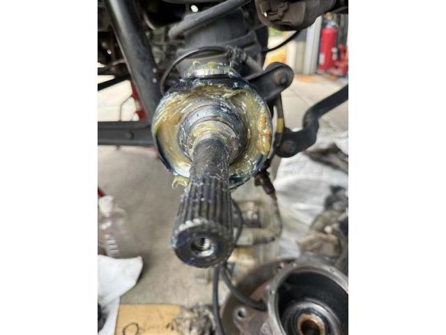 スズキ　ジムニー　足回りオイル漏れ修理　フロントアクスルシャフトオイルシール　キングピンベアリング　　バッテリ－　交換　整備　修理　車検　点検　任意保険　茨城　龍ヶ崎　取手　牛久　つくば　つくば　ＮＵＴＥＣ