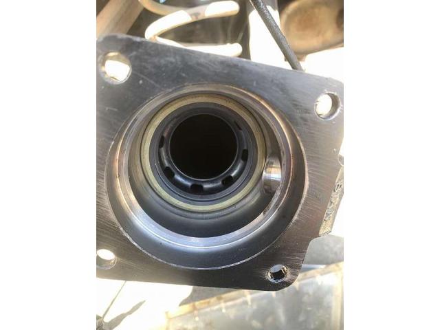 スズキ　ジムニー　後からオイル漏れ　リヤアクスル　オイルシ－ル　アクスルシャフト　交換　整備　修理　車検　点検　任意保険　茨城　龍ヶ崎　取手　牛久　つくば　つくば　ＮＵＴＥＣ