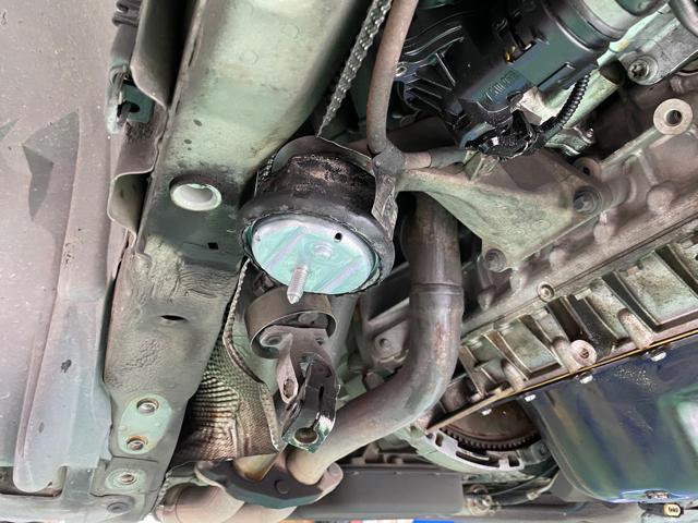 BMW 318i E46 オイル漏れ修理　エンジンマウント交換