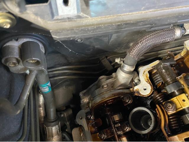 BMW　E46　318i　オイル漏れ修理　バキュームポンプ脱着　オーバーホール
ヘッドカバーガスケット交換