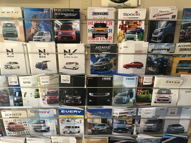 店内には新車カタログを沢山ご用意しております。次の愛車選びも山田自動車工業で♪