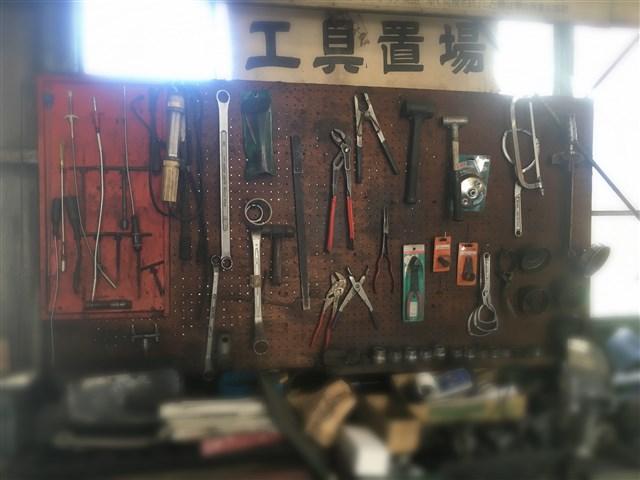 自動車修理の内容に合わせて適切な工具を使用します。