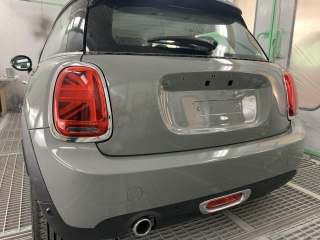 MINI ﾊﾞｯｸﾄﾞｱ凹み修理塗装　福井市よりご入庫