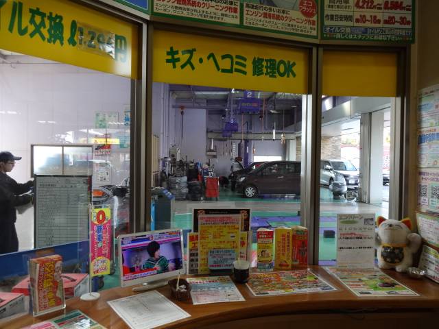 整備、車検の様子はお客様スペースからご覧になれます。