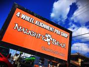 スタイリッシュなオレンジの看板が目印！