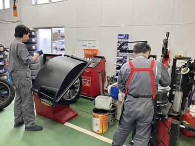 タイヤ交換、タイヤ組み換え。