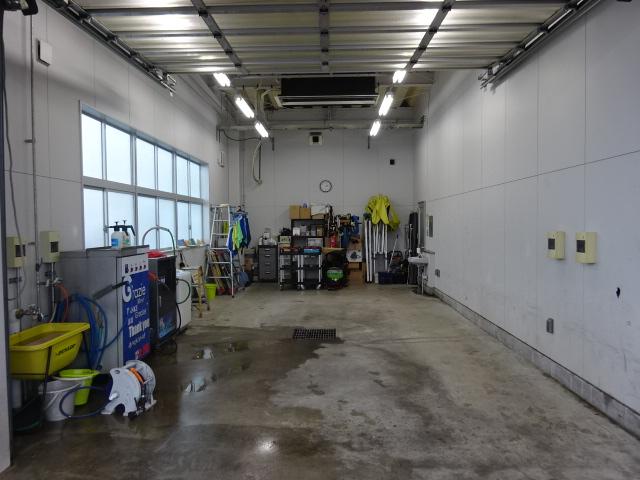 コーティング＆洗車専用ピット。