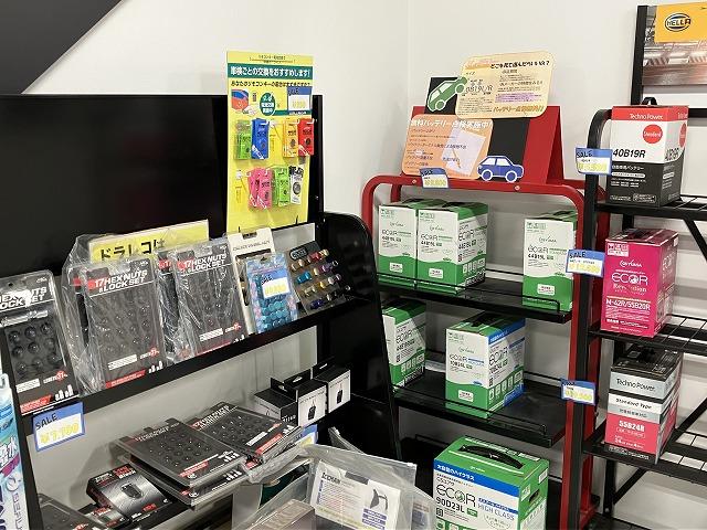 ホイールナットやバッテリー、ワイパーなども沢山在庫しております。