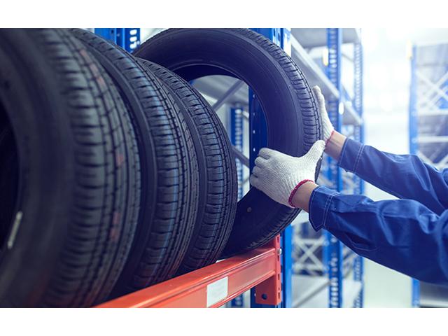 新古タイヤの多数の在庫あり。