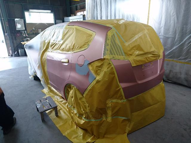 ピンク　フィット　ヘッドライトクリヤー塗装　リヤバンパー取替　左右クォーターパネル板金　バックパネル取替　フロントバンパー修理　リヤウイング塗装　リヤゲートエコパーツ　水性塗料　知立市で自動車修理はアスターへ
