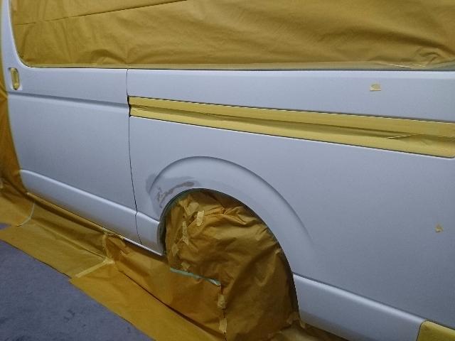 ハイエース　リヤフェンダー修理　ホワイトパール　水性塗装　大府市のお客様　知立市で自動車板金塗装はアスターへ