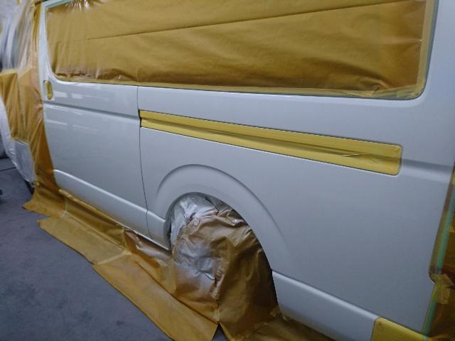 ハイエース　リヤフェンダー修理　ホワイトパール　水性塗装　大府市のお客様　知立市で自動車板金塗装はアスターへ
