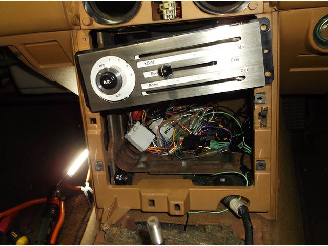 ユーノス ロードスターのサスペンションの交換と車体の補強、及びエアコンの操作パネルを交換いたしました。