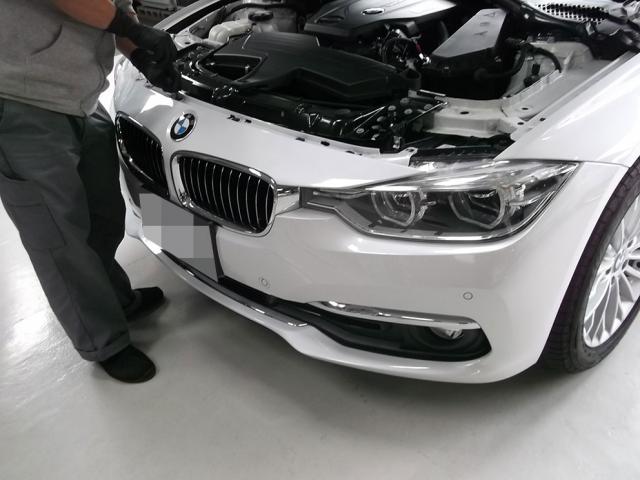 BMWのグリルを交換いたしました。