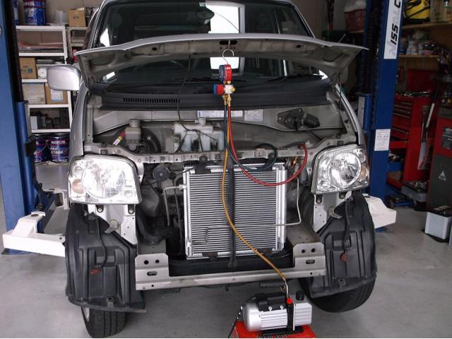 トヨタ スパーキーのエアコン修理とオイル漏れ修理を承りました。