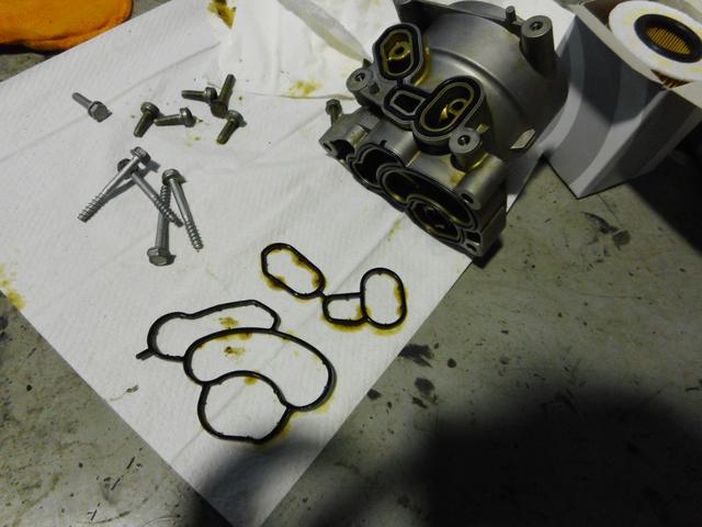 BMW　X1、冷却水漏れ、オイル漏れ修理。【三木市　小野市　加東市　神戸市西区　神戸市北区】