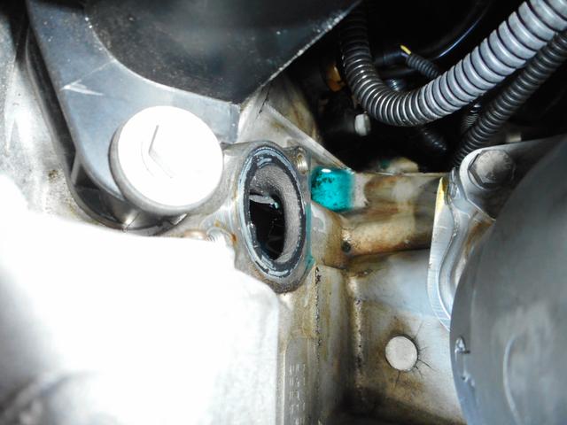 BMW　X1、冷却水漏れ、オイル漏れ修理。【三木市　小野市　加東市　神戸市西区　神戸市北区】