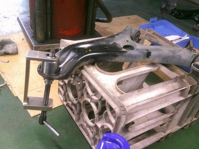 ホンダ　フィット　車検 ロアアーム　ダストブーツ　切れ　交換　外れない　シャシブラック　塗装　SST　ブーツ　圧入　KOTO　野田市　坂東市　柏市　流山市　千葉県　茨城県　埼玉県