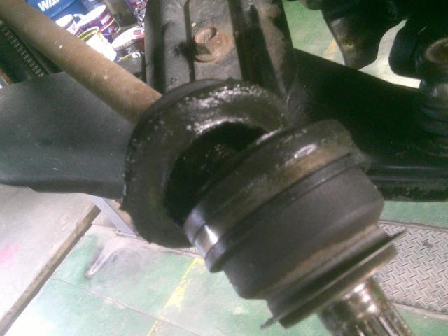 スバル　サンバー　トラック　車検　TT1　TT2　TV1　TV2　ドライブシャフト　ピットワーク　ブーツ切れ　修理　交換　野田市　坂東市　柏市　流山市　千葉県　茨城県　埼玉県