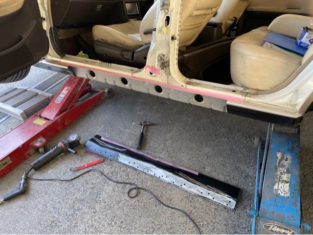 激しい損傷のニッサン C33 ローレル サイドシルパネル板金修理 ロッカーパネル凹み修理 大事な愛車の修理もお任せ下さい