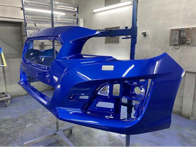綺麗なブルーに塗装されたスバル レヴォーグ  気になるフロントバンパーの傷 修理させていただきます 大きな事故から小さな傷まで 板金塗装修理のことならオートリペアドリーにお任せください。
