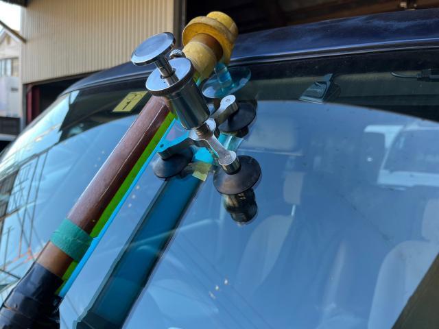 高速道路でよくある飛び石　ガラス割れ　すぐに修理させて頂きます　ガラスリペア　ガラス修理　飛び石修理　自動車ガラスの修理はお任せください　Instagram予約あり　即日対応　無料代車あり　大阪　貝塚市　岸和田市