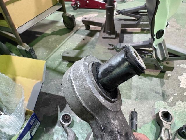 レクサス　ＬＳ　サスペンション・足回り修理・整備　アッパー交換　ロアアーム交換　ブッシュちぎれ　車検不適合　アームブッシュ交換　ご依頼ありがとございました！